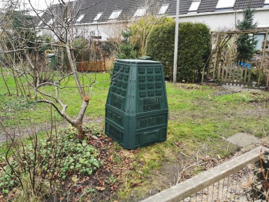 Compost bak in de binnentuin Compost bak