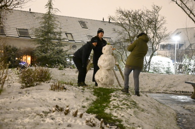 Sneeuw bij Centraal Wonen Sneeuw